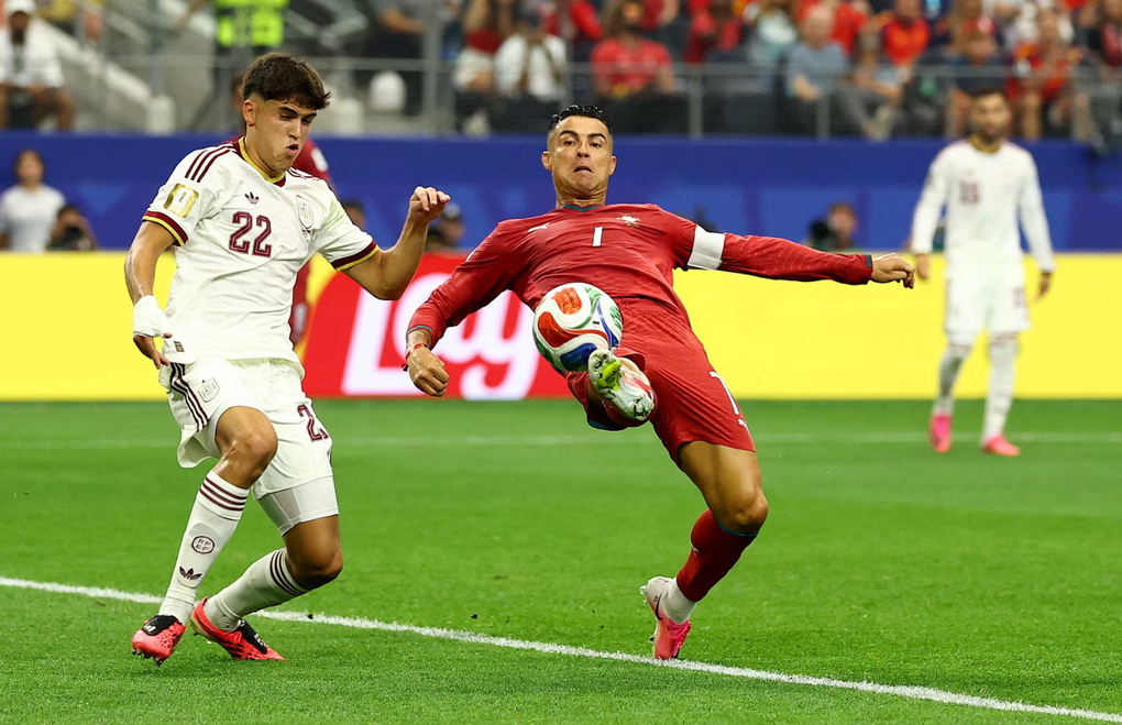 Ronaldo trong nỗ lực dứt điểm ở phút 37 khi bị theo kèm bởi Pau Cubarsi trong trận Bồ Đào Nha – Tây Ban Nha ở vòng 1/8 World Cup 2026 tại sân Dallas, Arlington, Texas, Mỹ ngày 6/7/2026. Ảnh: Reuters