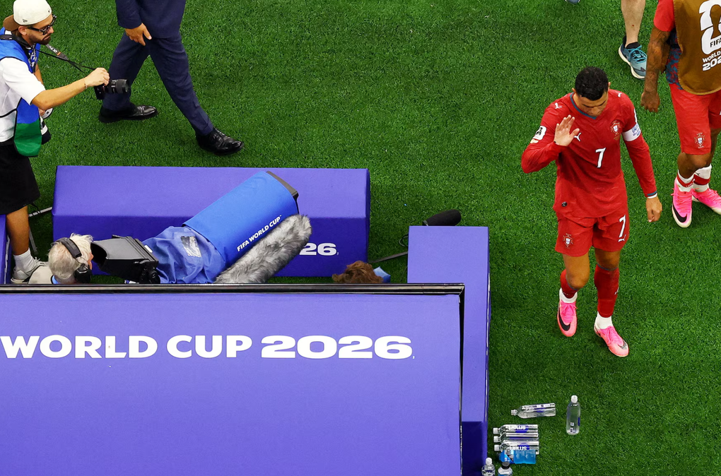 Ronaldo vẫy tay chào sau trận Bồ Đào Nha – Tây Ban Nha ở vòng 1/8 World Cup 2026 tại sân Dallas, Arlington, Texas, Mỹ ngày 6/7/2026. Ảnh: Reuters