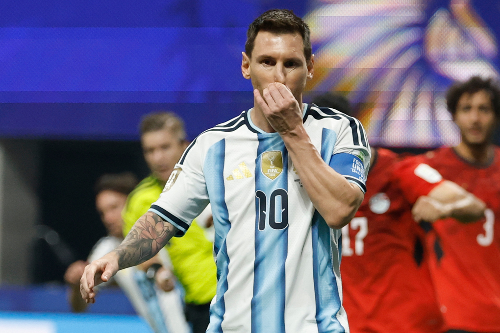 Lionel Messi thất vọng sau khi đá hỏng phạt đền trong trận Argentina gặp Ai Cập ở vòng 1/8 World Cup 2026 trên sân Atlanta, bang Georgia, Mỹ ngày 7/7. Ảnh: AP
