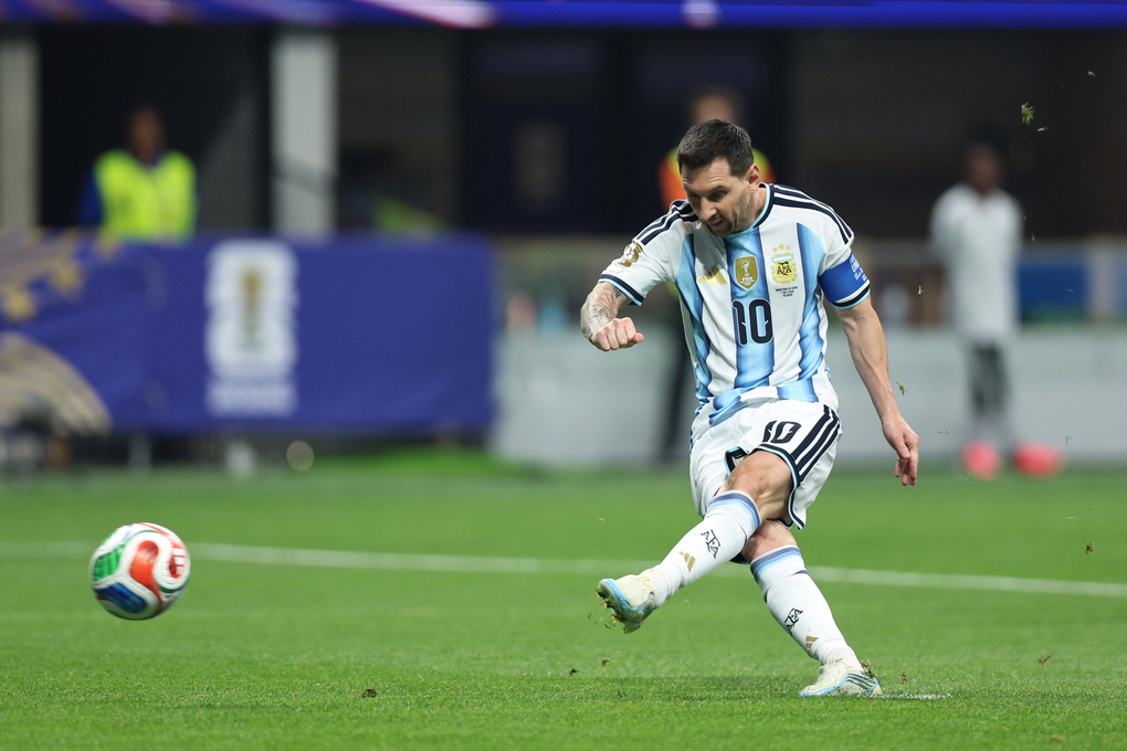 Lionel Messi sút hỏng phạt đền trong trận Argentina gặp Ai Cập ở vòng 1/8 World Cup 2026 trên sân Atlanta, bang Georgia, Mỹ ngày 7/7. Ảnh: AP