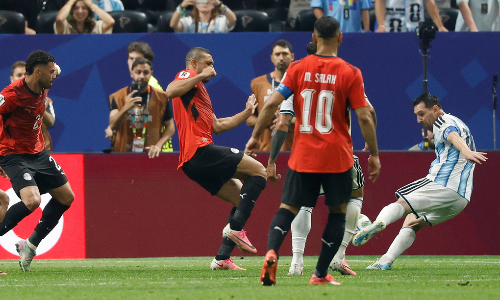 Lionel Messi (phải) ghi bàn gỡ hòa 2-2 cho Argentina trong trận thắng ngược Ai Cập 3-2 ở vòng 1/8 World Cup 2026 trên sân Atlanta, ngày 7/7. Ảnh: AP