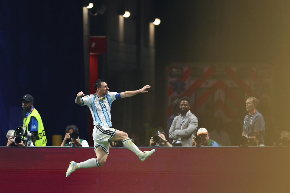 Lionel Messi mừng bàn gỡ hòa 2-2 cho Argentina trong trận thắng ngược Ai Cập 3-2 ở vòng 1/8 World Cup 2026 trên sân Atlanta, ngày 7/7. Ảnh: AP