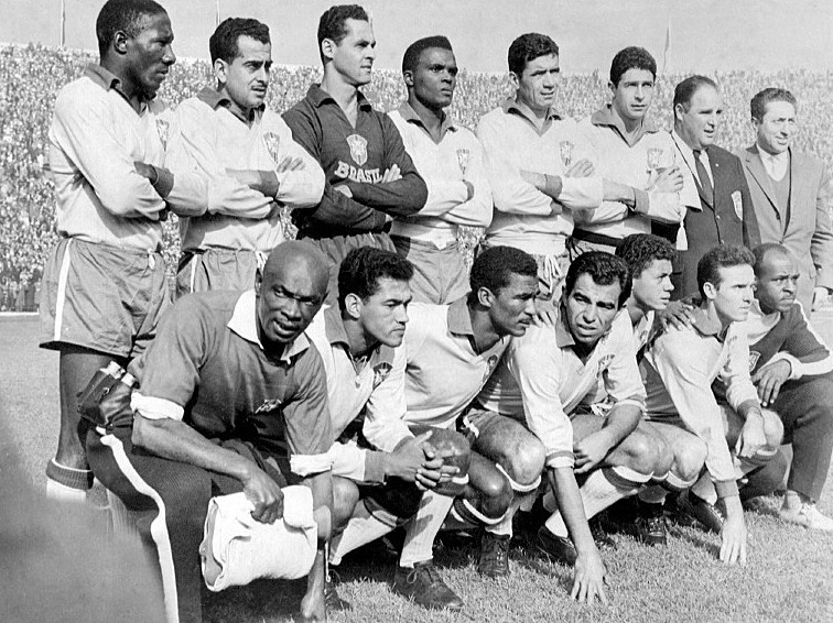 Đội tuyển Brazil tham gia World Cup năm 1962 ở Santiago, Chile. Garrincha ở vị trí thứ hai từ trái sang, hàng trước. Ảnh: AFP