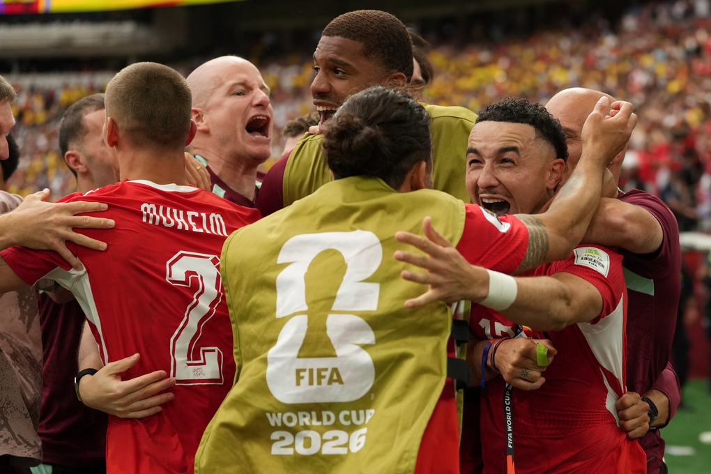 Các cầu thủ Thụy Sĩ mừng chiến thắng sau khi đánh bại Colombia 4-3 trong loạt luân lưu, sau trận hòa 0-0 ở vòng 1/8 World Cup 2026 trên sân BC Place, Vancouver, Canada ngày 7/7. Ảnh: AP