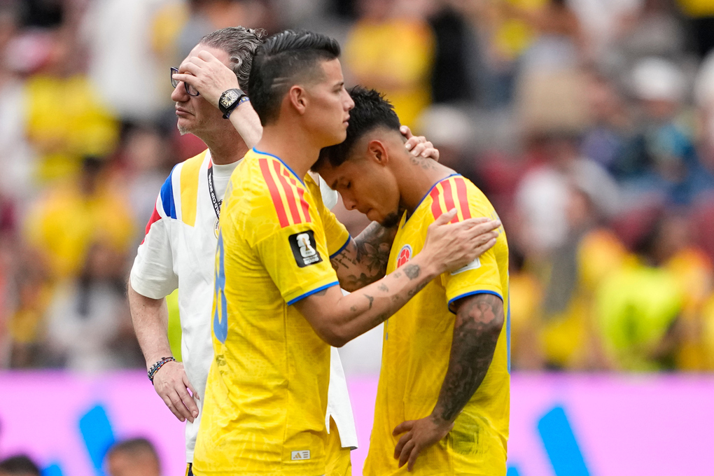 James Rodriguez (trái) và Cucho Hernandez thất vọng sau khi Colombia thua Thụy Sĩ 3-4 ở loạt luân lưu, sau trận hòa 0-0 tại vòng 1/8 World Cup 2026 trên sân BC Place, Vancouver, Canada ngày 7/7. Ảnh: AP