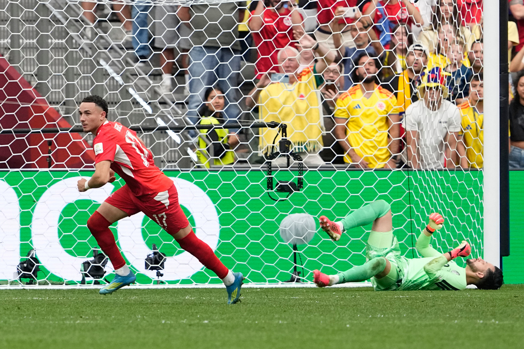 Ruben Vargas (trái) mừng sau khi thực hiện thành công quả luân lưu quyết định, giúp Thụy Sĩ thắng Colombia 4-3, sau trận hòa 0-0 ở vòng 1/8 World Cup 2026 trên sân BC Place, Vancouver, Canada ngày 7/7. Ảnh: AP