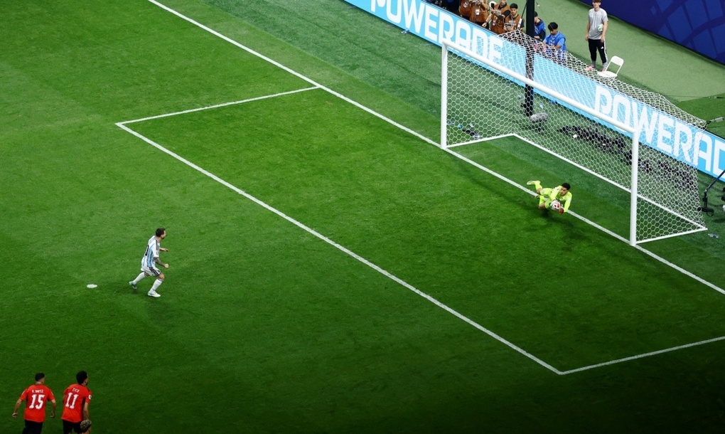 Messi đá hỏng phạt đền, trong trận gặp Ai Cập ở vòng 1/8 World Cup 2026 trên sân Atlanta, Georgia, Mỹ ngày 7/7/2026. Ảnh: AP