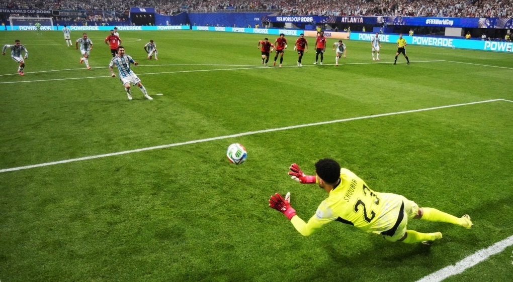 Messi đá hỏng phạt đền, trong trận gặp Ai Cập ở vòng 1/8 World Cup 2026 trên sân Atlanta, Georgia, Mỹ ngày 7/7/2026. Ảnh: AP
