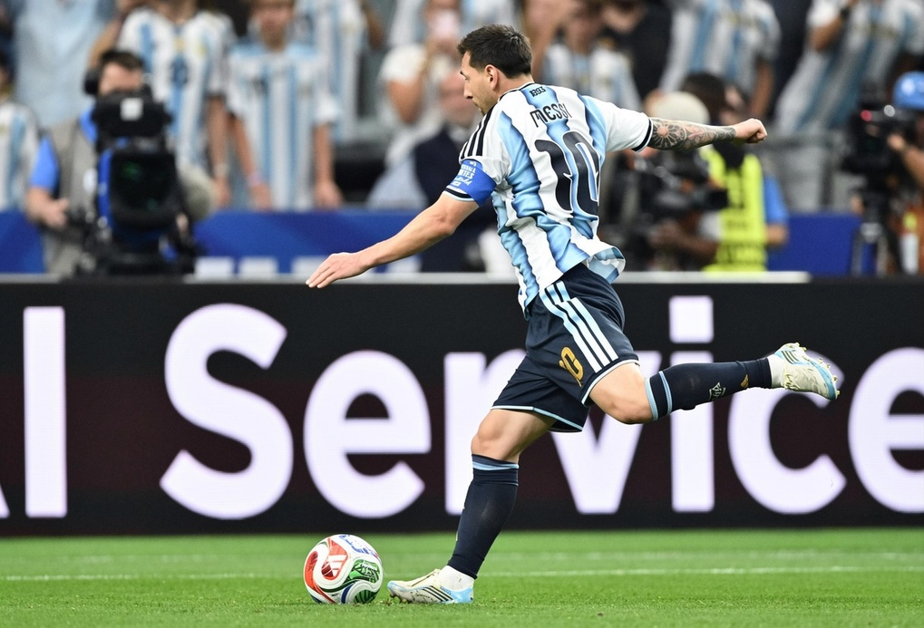 Messi đá hỏng phạt đền, trong trận gặp Áo, trên sân AT&T, Arlington, Texas, Mỹ hôm 22/6. Ảnh: Reuters
