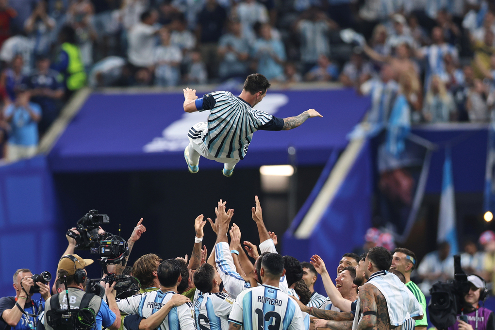Các cầu thủ Argentina tung Lionel Messi lên cao sau trận. Ảnh: AP