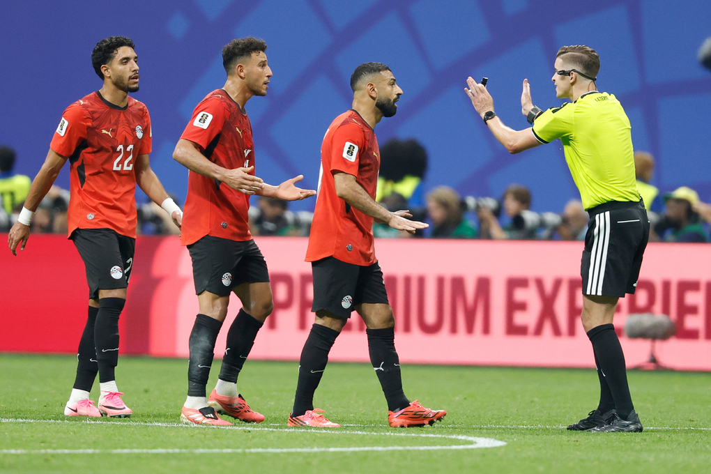 Salah (thứ ba từ trái sang) và đồng đội tranh cãi với trọng tài Letexier, trong trận đấu giữa Argentina và Ai Cập ở vòng 1/8 World Cup 2026 trên sân Atlanta, Georgia, Mỹ ngày 7/7/2026. Ảnh: AP
