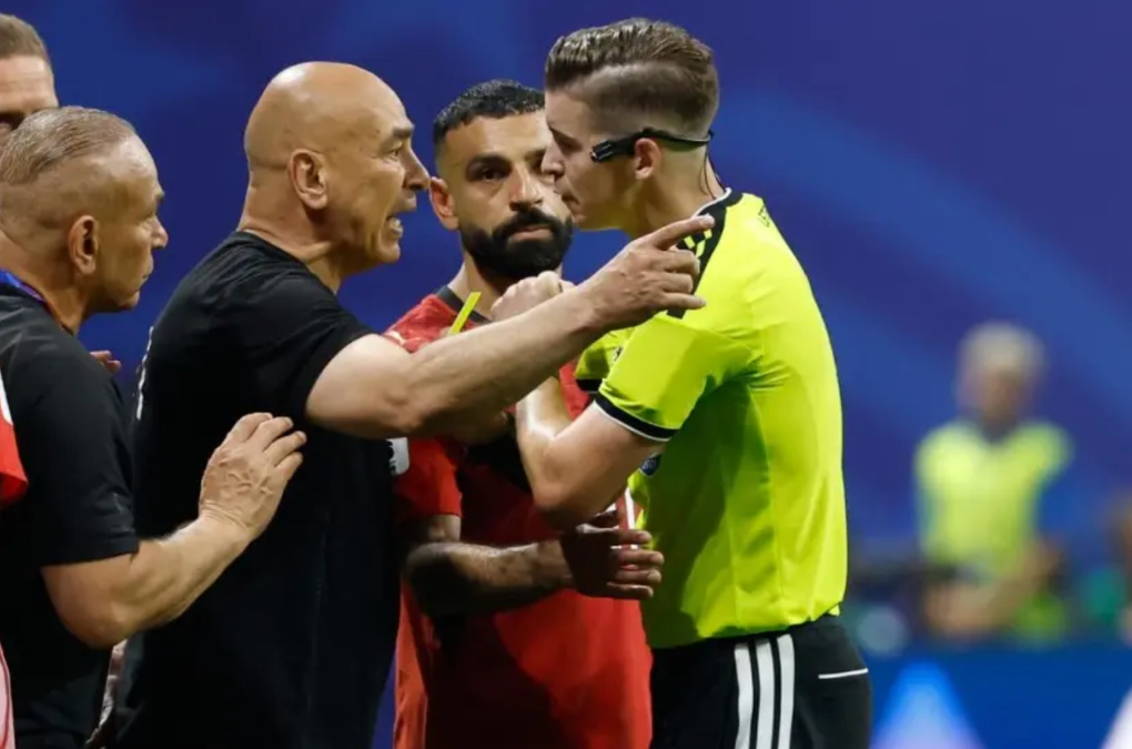 HLV Hossam Hassan phản ứng với trọng tài Francois Letexier trong trận Ai Cập thua Argentina 2-3 ở vòng 1/8 World Cup 2026 trên sân Mercedes-Benz, Atlanta, Mỹ ngày 7/7. Ảnh: AP