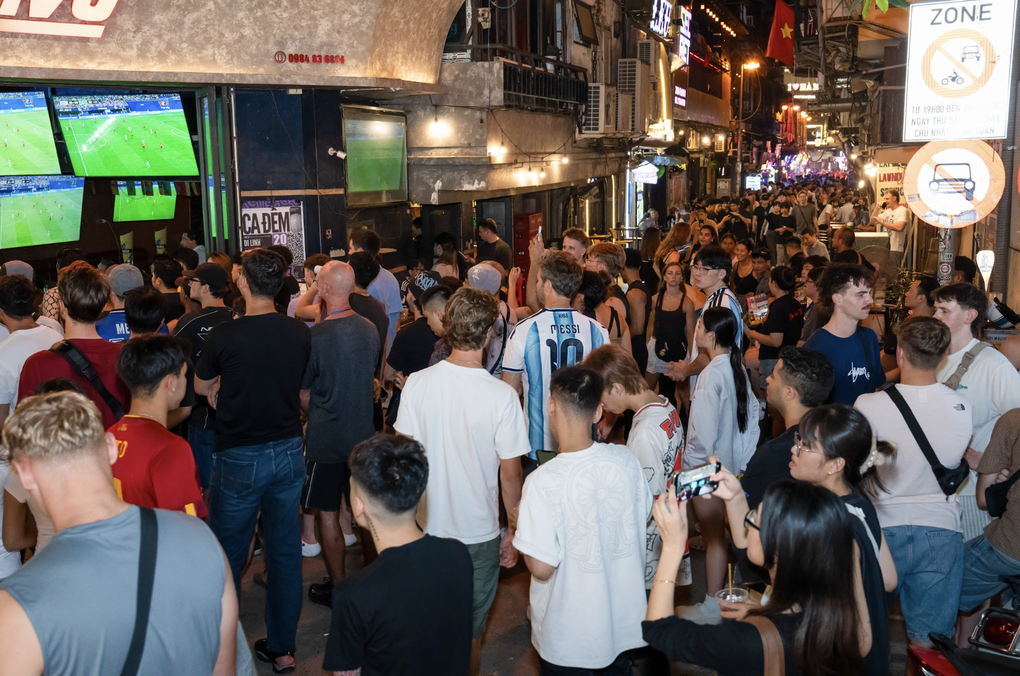 Chật kín người đứng xem World Cup tại phố Tạ Hiện, phường Hoàn Kiếm, tối 7/7. Ảnh: Quỳnh Nguyễn