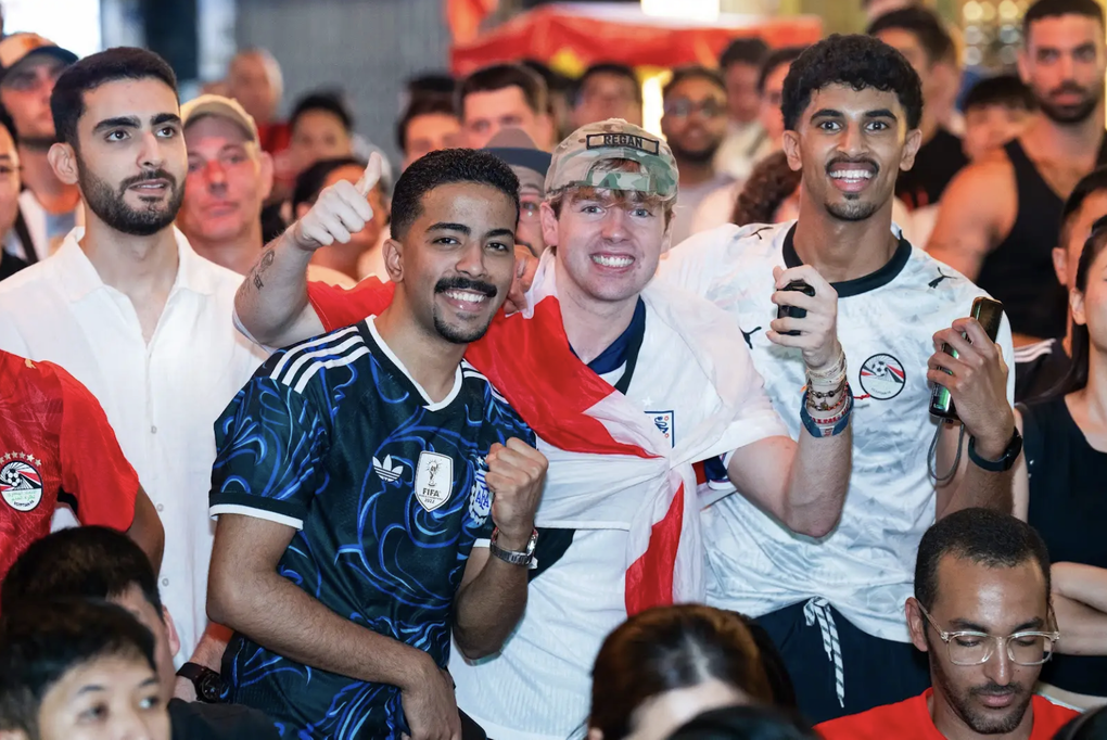 Ethan Regan, 21 tuổi, quốc tịch Anh, xem World Cup tại phố Hàng Buồm, phường Hoàn Kiếm, tối 7/7. Ảnh: Nga Thanh