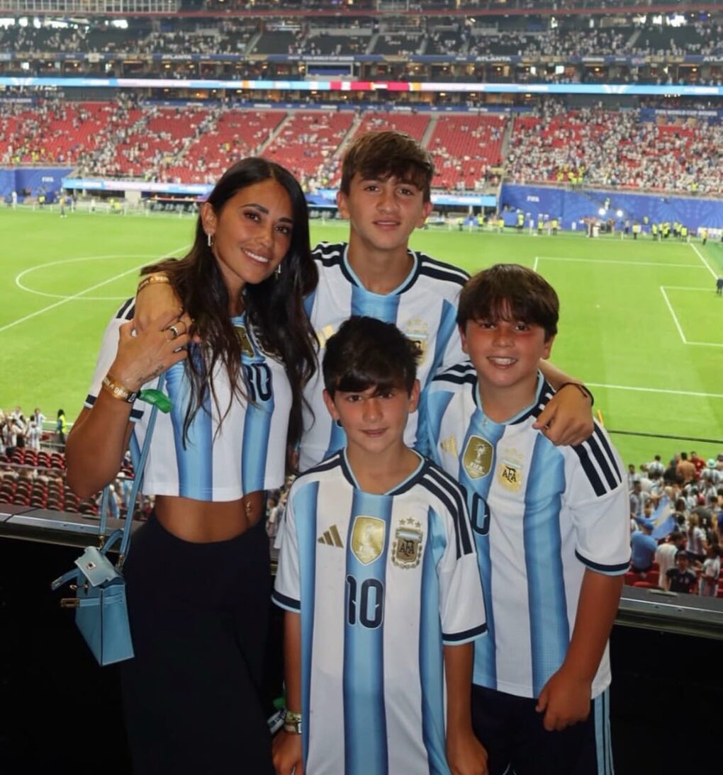 Vợ và các con của Messi trên sân Atlanta. Ảnh: Instagram/Antonela Roccuzzo