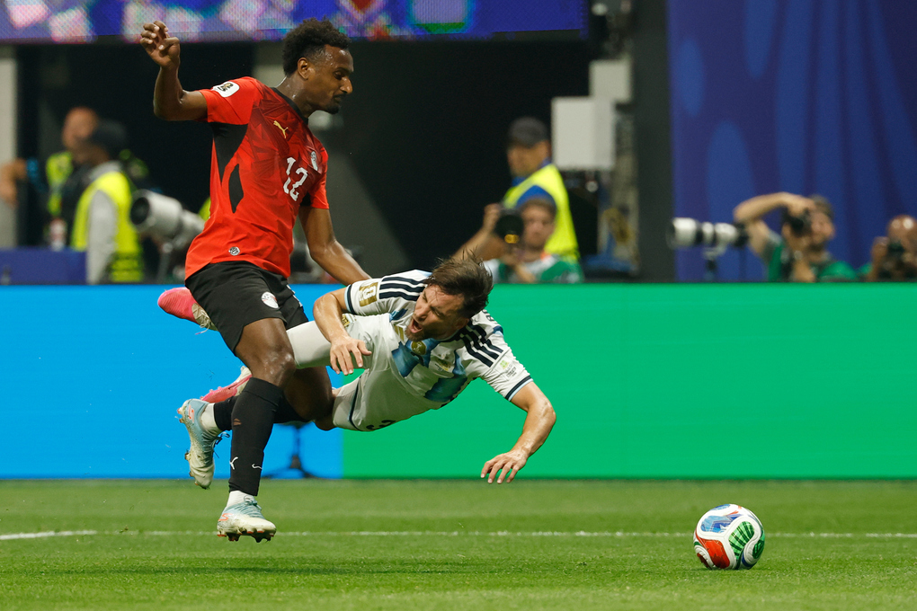 Haissem Hassan (12) phạm lỗi với Nicolas Tagliafico (3) trong trận Argentina thắng Ai Cập 3-2 ở vòng 1/8 World Cup trên sân Atlanta, ngày 7/7/2026. Ảnh: AP