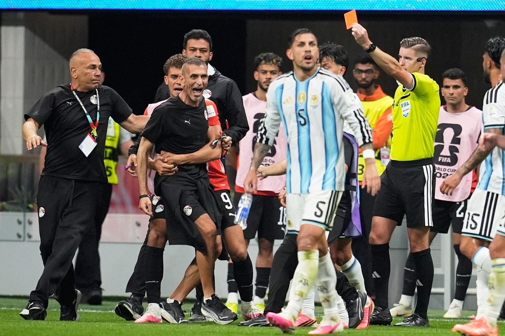 Trọng tài Francois Letexier rút thẻ đỏ với trợ lý HLV Ai Cập Mohamed Abdel Wahed trong trận Argentina thắng Ai Cập 3-2 ở vòng 1/8 World Cup trên sân Atlanta, ngày 7/7/2026. Ảnh: AP