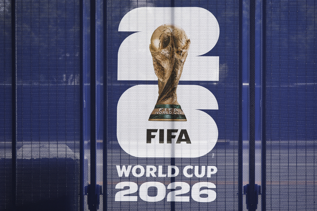 Biển hiệu World Cup 2026 được trưng bày tại sân vận động SoFi ở thành phố Inglewood, bang California ngày 23/5/2026. Ảnh: AFP