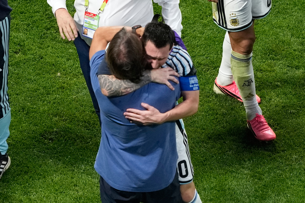 HLV Lionel Scaloni ôm Lionel Messi sau trận Argentina thắng Ai Cập 3-2 ở vòng 1/8 World Cup 2026 trên sân Mercedes-Benz, Atlanta, Mỹ ngày 7/7. Ảnh: AP