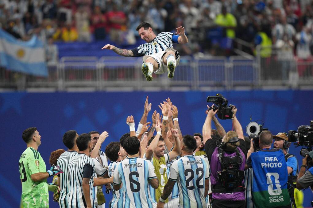 Đồng đội tung hô Messi sau trận Argentina 3-2 Ai Cập, ở vòng 1/8 World Cup 2026 tối 7/7, trên sân Mercedes Benz, Atlanta, Mỹ. Ảnh: AP