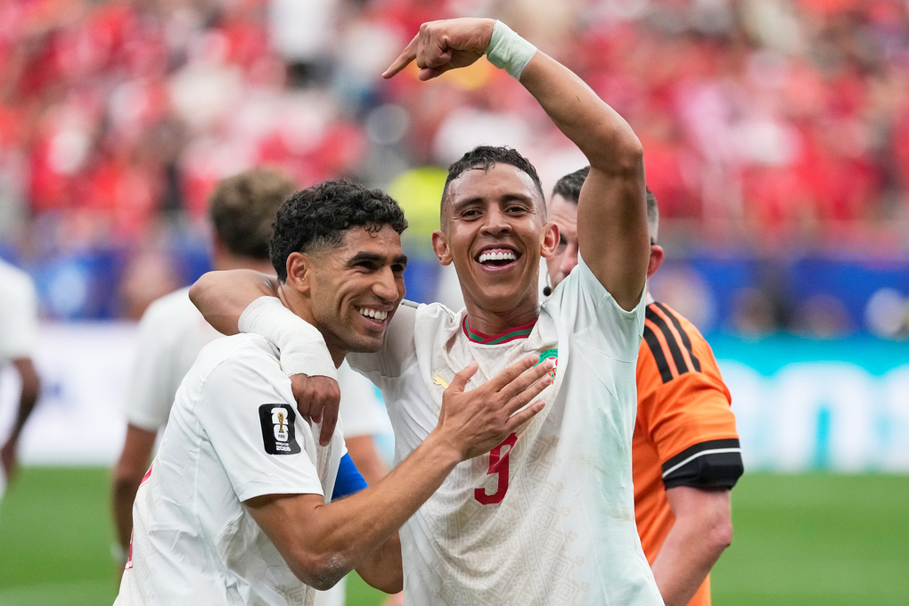 Soufiane Rahimi (phải) mừng bàn ấn định chiến thắng 3-0 cùng Achraf Hakimi trong trận Morocco thắng Canada ở vòng 1/8 World Cup 2026 trên sân Houston, bang Texas, Mỹ ngày 4/7. Ảnh: AP