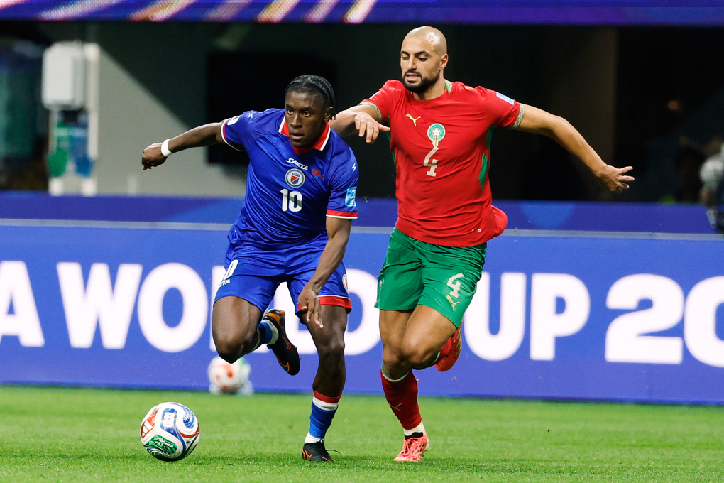 Sofyan Amrabat (phải) tranh bóng trong trận Morocco thắng Haiti 4-2 ở lượt cuối bảng C World Cup 2026 trên sân Mercedes-Benz, Atlanta, Mỹ ngày 24/6/2026. Ảnh: AP