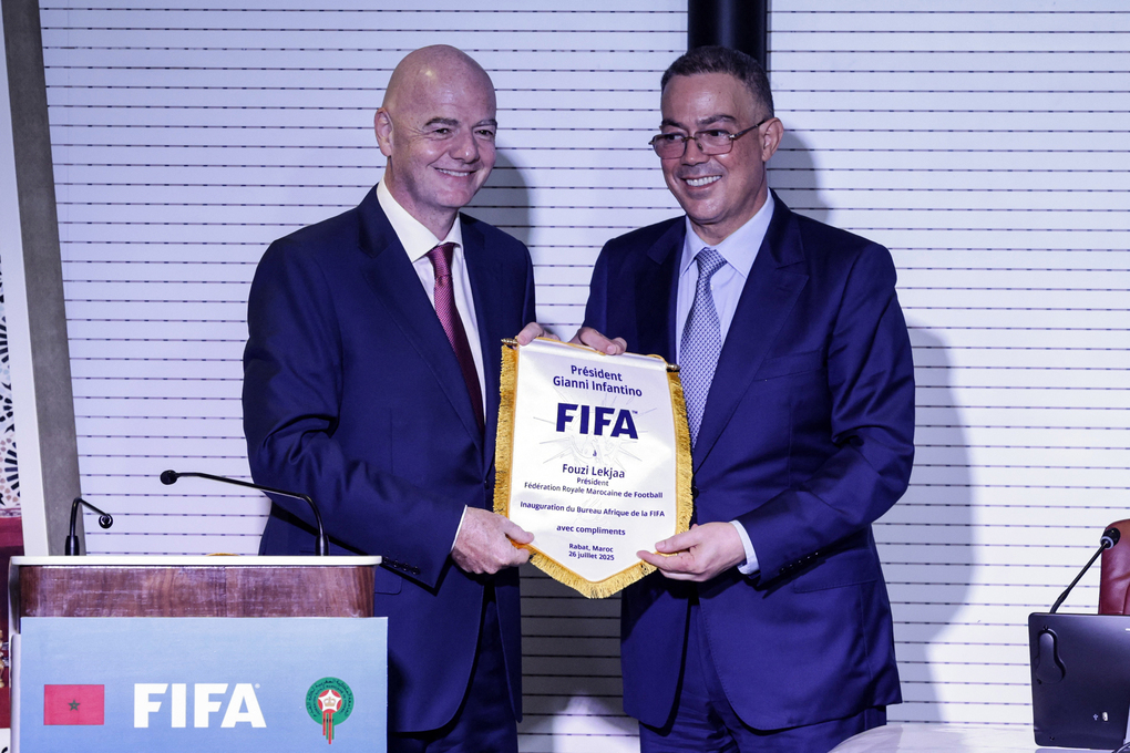 Chủ tịch Liên đoàn Bóng đá Hoàng gia Morocco (FRMF) Fouzi Lekjaa (phải) và Chủ tịch FIFA Gianni Infantino tại lễ khánh thành văn phòng khu vực FIFA ở Tổ hợp Mohammed VI, Sale, Morocco ngày 26/7/2025. Ảnh: AFP