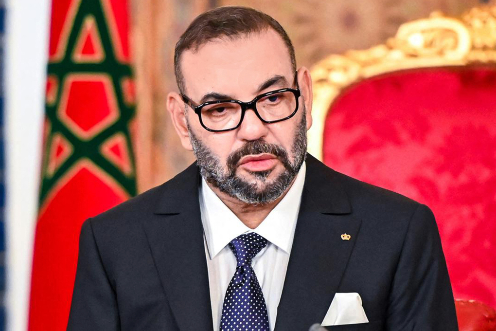 Quốc vương Morocco Mohammed VI trong bài phát biểu toàn quốc từ cung điện hoàng gia ở thành phố Fez hồi tháng 7/2021. Ảnh: Reuters