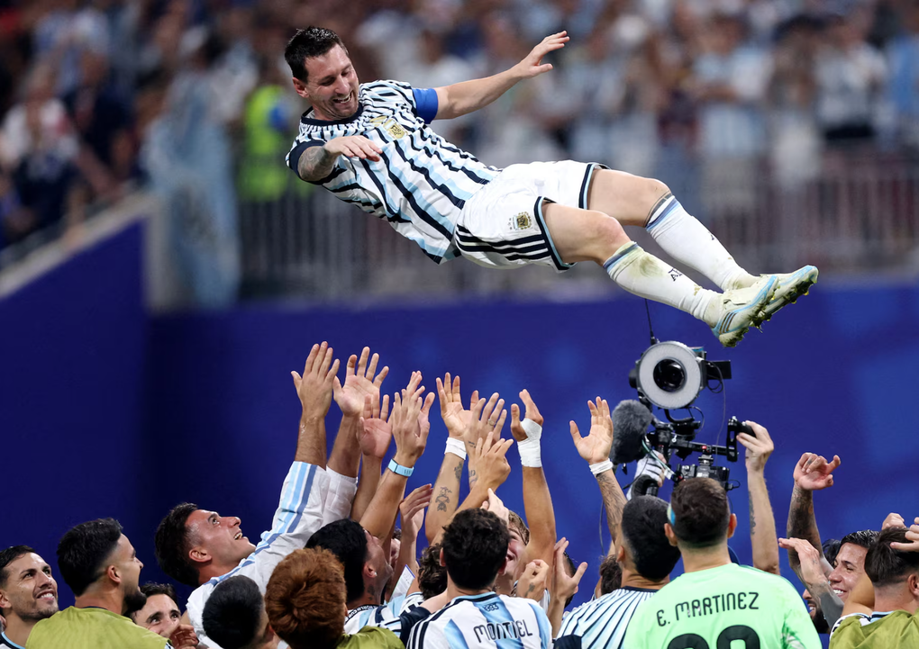 Lionel Messi được các đồng đội tung lên không trung ăn mừng sau trận Argentina – Ai Cập ở vòng 1/8 World Cup 2026 trên sân Atlanta, Mỹ ngày 7/7/2026. Ảnh: Reuters