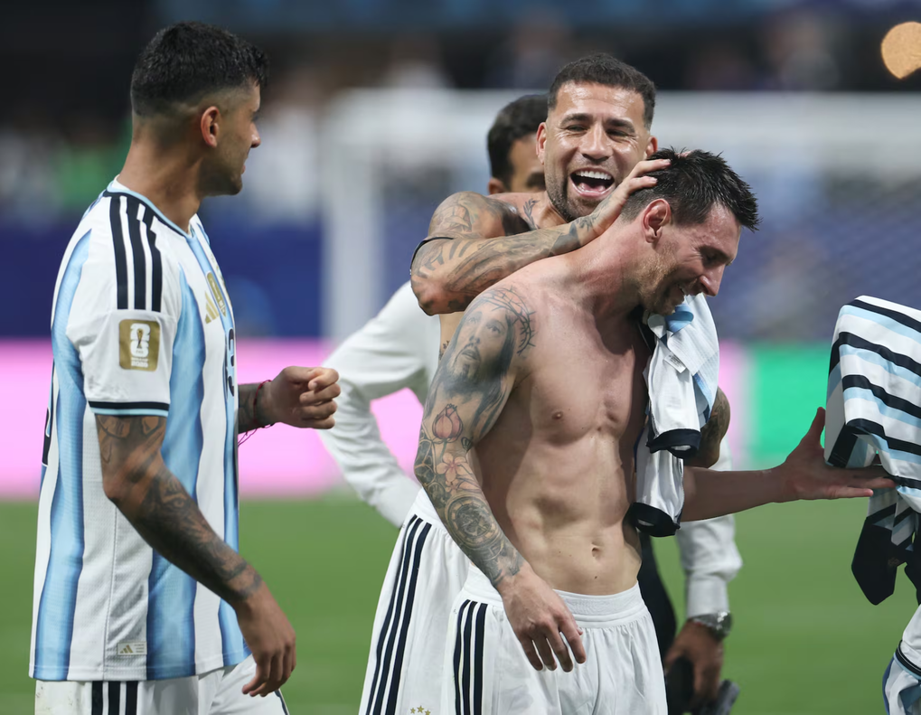 Lionel Messi (cởi trần) ăn mừng cùng các đồng đội sau trận Argentina – Ai Cập ở vòng 1/8 World Cup 2026 trên sân Atlanta, Mỹ ngày 7/7/2026. Ảnh: Reuters