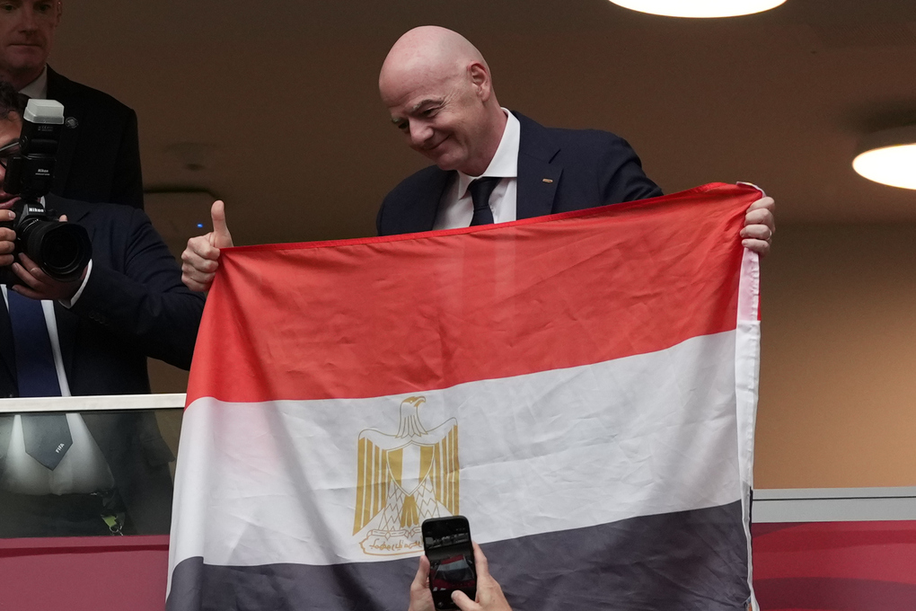 Chủ tịch FIFA Gianni Infantino cầm cờ Ai Cập trước trận Thụy Sĩ gặp Colombia ở vòng 1/8 World Cup 2026 trên sân Vancouver, tỉnh British Columbia, Canada, ngày 7/7/2026. Ảnh: AP
