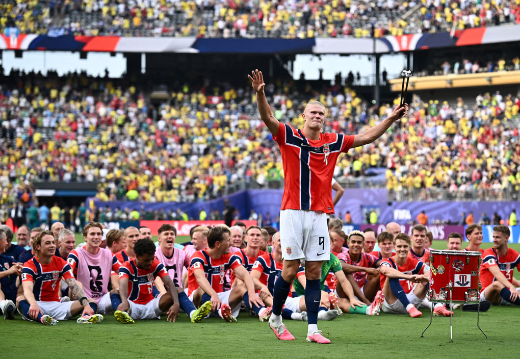 Erling Haaland ăn mừng cùng các đồng đội sau trận Brazil – Na Uy ở vòng 1/8 World Cup 2026 trên sân MetLife, New Jersey, Mỹ ngày 5/7/2026. Ảnh: Reuters