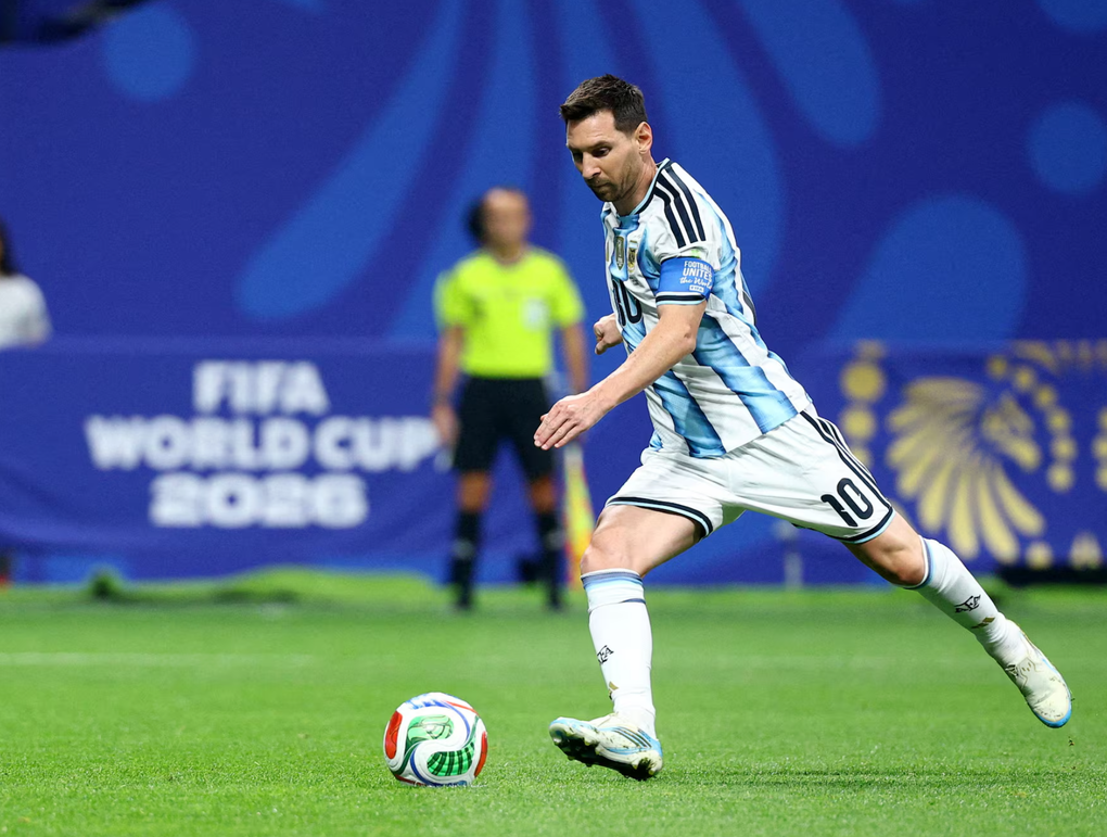 Lionel Messi đá hỏng quả penalty trong trận Argentina – Ai Cập ở vòng 1/8 World Cup 2026 trên sân Atlanta, Mỹ ngày 7/7/2026. Ảnh: Reuters