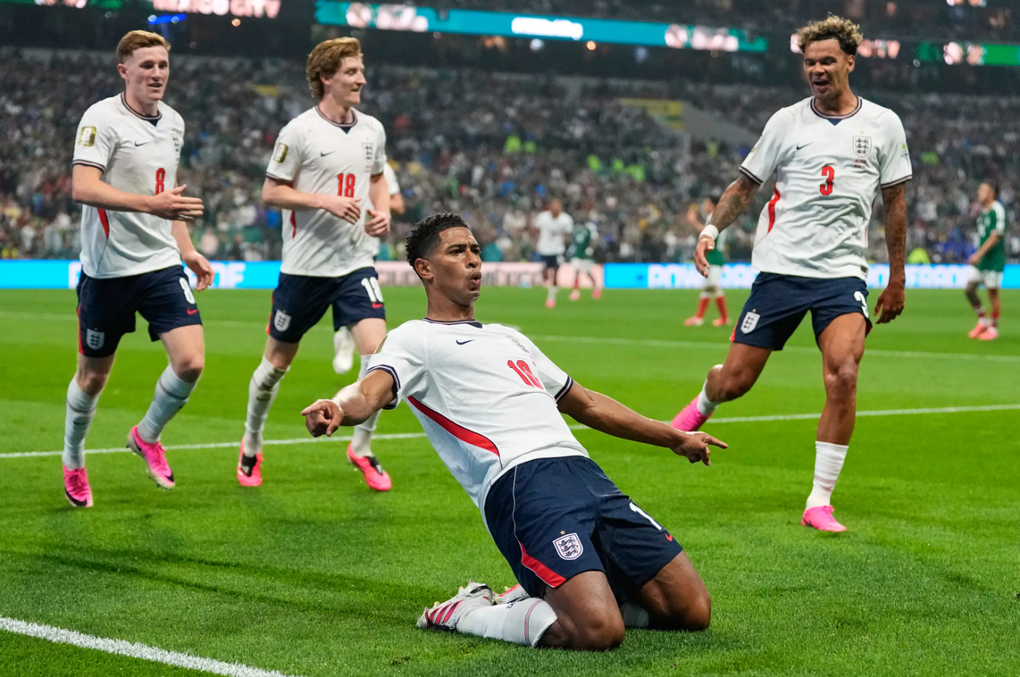Jude Bellingham trượt cỏ mừng bàn trong trận Anh thắng Mexico 3-2 ở vòng 1/8 World Cup 2026 trên sân Azteca, Mexico ngày 5/7/2026. Ảnh: AP