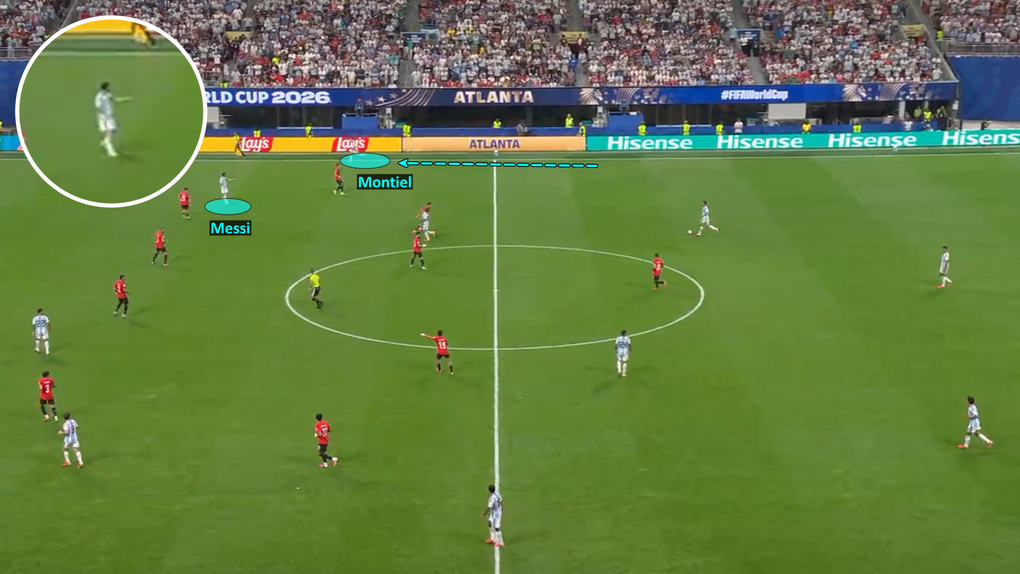 Khoảnh khắc Messi ra hiệu cho Montiel lùi lại, để anh tiếp tục bám biên phải. Ảnh chụp màn hình