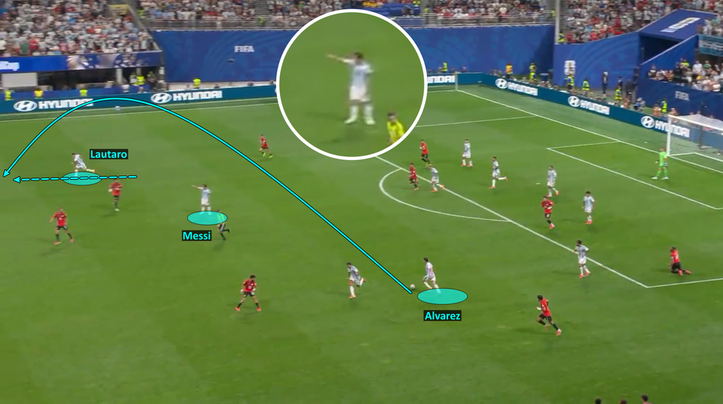 Messi chỉ tay ra hiệu cho Alvarez phát động phản công nhanh qua biên phải, nơi có Lautaro trống trải - người sau đó kiến tạo để Enzo ghi bàn ấn định 3-2 cho Argentina. Ảnh chụp màn hình