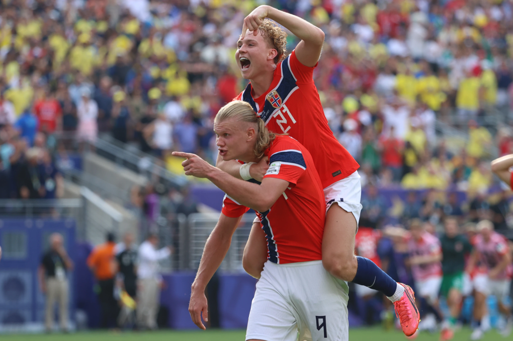 Erling Haaland (dưới) mừng bàn cùng Andreas Schjelderup trong trận Na Uy thắng Brazil 2-1 ở vòng 1/8 World Cup 2026 trên sân New York New Jersey ở Mỹ ngày 5/7/2026. Ảnh: AP