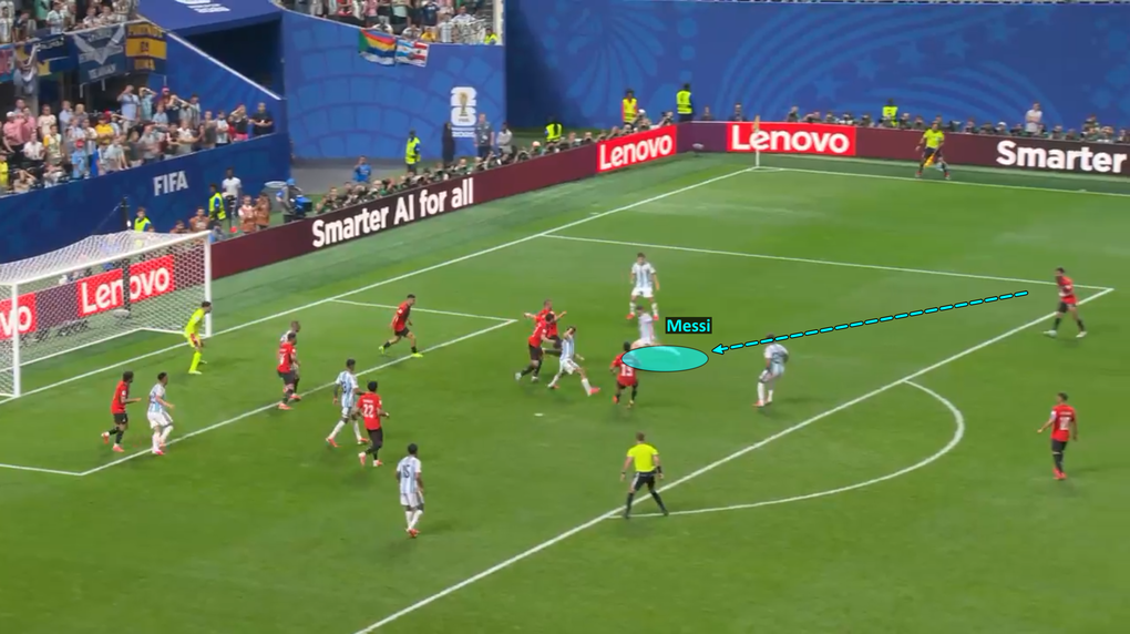 Sau một pha hỗn loạn trong vùng cấm, Messi lao vào dứt điểm gỡ hòa 2-2 cho Argentina. Ảnh chụp màn hình