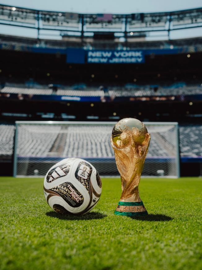 Bóng Trionda Final và Cup vàng World Cup. Ảnh: Adidas