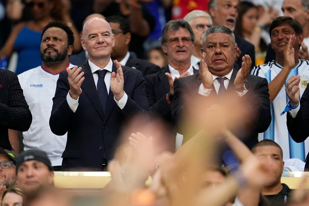 Chủ tịch FIFA Gianni Infantino (trái) và Chủ tịch Liên đoàn Bóng đá Argentina Claudio Tapia vỗ tay trước trận Argentina gặp Cape Verde ở vòng 1/16 World Cup trên sân Hard Rock, Miami Gardens, bang Florida, Mỹ, ngày 3/7/2026. Ảnh: AP