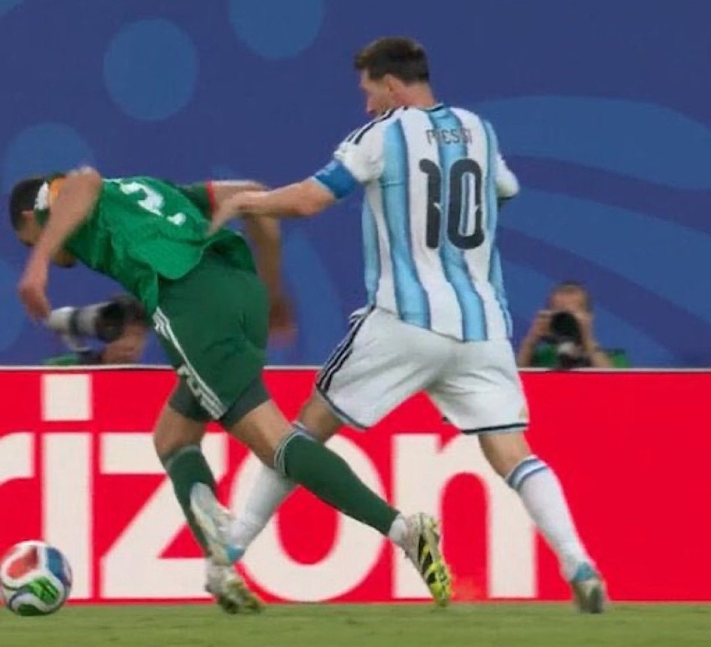 Pha phạm lỗi gây tranh cãi của Messi với Aissa Mandi, ở trận đấu bảng J World Cup 2026 giữa Argentina và Algeria tại Kansas City, bang Missouri, ngày 16/6/2026. Ảnh: chụp màn hình