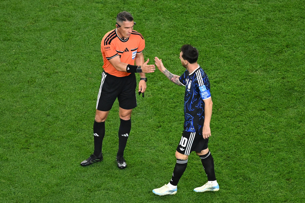Lionel Messi (số 10) bắt tay trọng tài Romania Istvan Kovacs trước trận Argentina gặp Jordan ở bảng J World Cup trên sân AT&T, Arlington, bang Texas, Mỹ, ngày 27/6/2026. Ảnh: AP