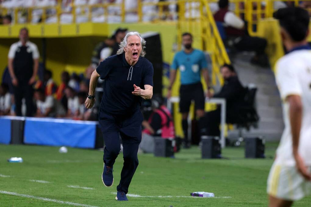HLV Jesus (tóc bạc) hò hét chỉ đạo cầu thủ trong trận Al Nassr 4-1 Damac, ở vòng cuối Saudi Pro League 2025-2026, tại Riyadh, Arab Saudi hôm 21/5. Ảnh: AFP