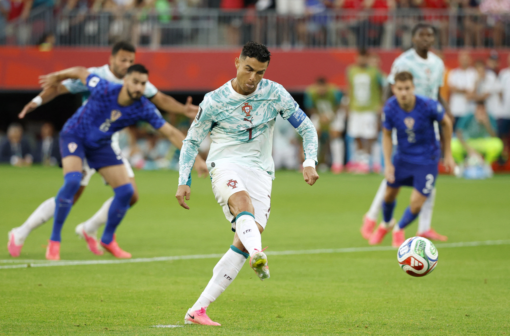 Cristiano Ronaldo (7) ghi bàn mở tỷ số cho Bồ Đào Nha từ chấm phạt đền trong trận thắng Croatia ở vòng 1/16 World Cup 2026 trên sân Toronto, Canada ngày 2/7/2026. Ảnh: AFP