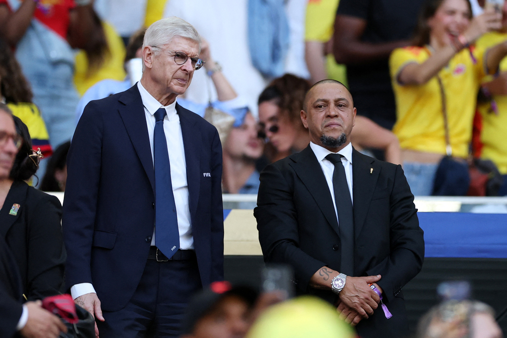 Giám đốc phát triển bóng đá FIFA Arsene Wenger (trái) và huyền thoại bóng đá Brazil Roberto Carlos (phải) theo dõi trận Colombia hòa Bồ Đào Nha 0-0 ở lượt cuối bảng K World Cup 2026, trên sân Miami, Mỹ ngày 27/6/2026. Ảnh: AFP
