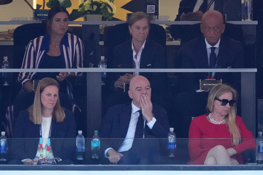 Chủ tịch FIFA Gianni Infantino (hàng đầu, giữa) dự khán trận Mỹ thua Bỉ 1-4 ở vòng 1/8 World Cup 2026 trên sân Seattle ngày 6/7, cùng Chủ tịch Liên đoàn Bóng đá Mỹ Cindy Parlow Cone (trái) và Pascale Van Damme. Hàng sau, từ trái sang là cựu tuyển thủ Mỹ Alex Morgan, cựu HLV tuyển nữ Mỹ Jill Ellis và Trưởng ban Trọng tài FIFA Pierluigi Collina. Ảnh: AP