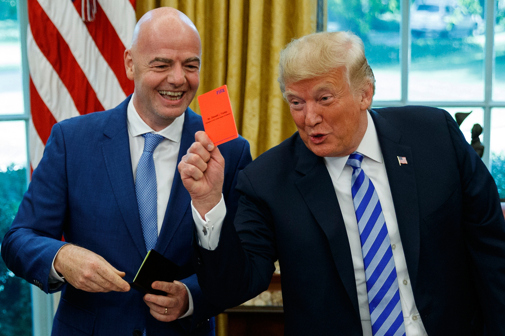 Chủ tịch FIFA Gianni Infantino (trái) gặp Tổng thống Donald Trump tại Nhà Trắng ngày 28/8/2018, trong nhiệm kỳ đầu tiên của ông Trump. Ảnh: AP