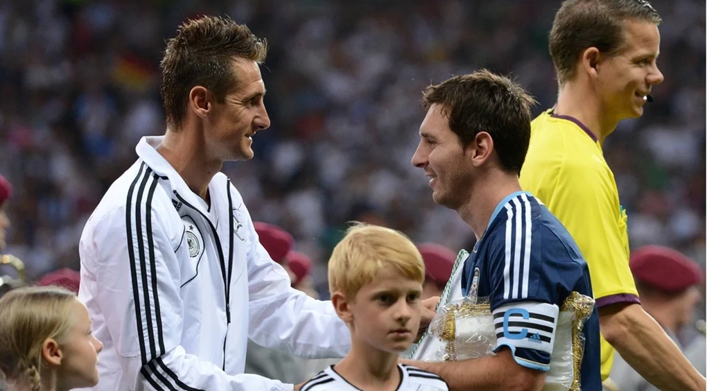 Miroslav Klose và Messi trong một trận đấu. Ảnh: ©imago sportfotodienst