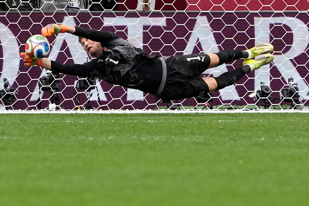 Thủ môn Gregor Kobel cản phá quả luân lưu của Cucho Hernandez, góp công giúp Thụy Sĩ thắng Colombia 4-3 trên chấm 11m sau trận hòa 0-0 ở vòng 1/8 World Cup 2026 trên sân BC Place, Vancouver, Canada ngày 7/7. Ảnh: AP