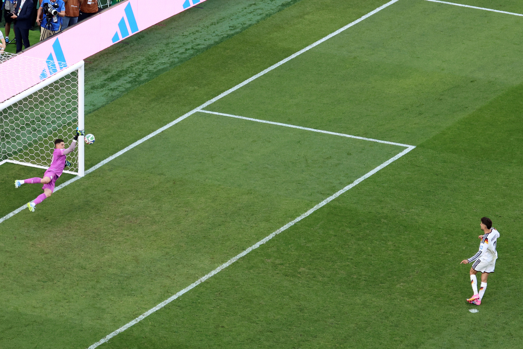 Orlando Gil (phải) cản cú sút luân lưu của Kai Havertz trong trận Paraguay thắng Đức ở vòng 1/16 World Cup 2026 trên sân Foxborough, gần Boston, bang Massachusetts, Mỹ ngày 29/6. Ảnh: AP
